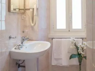 Monti Guest House - Affittacamere Roma İtalya